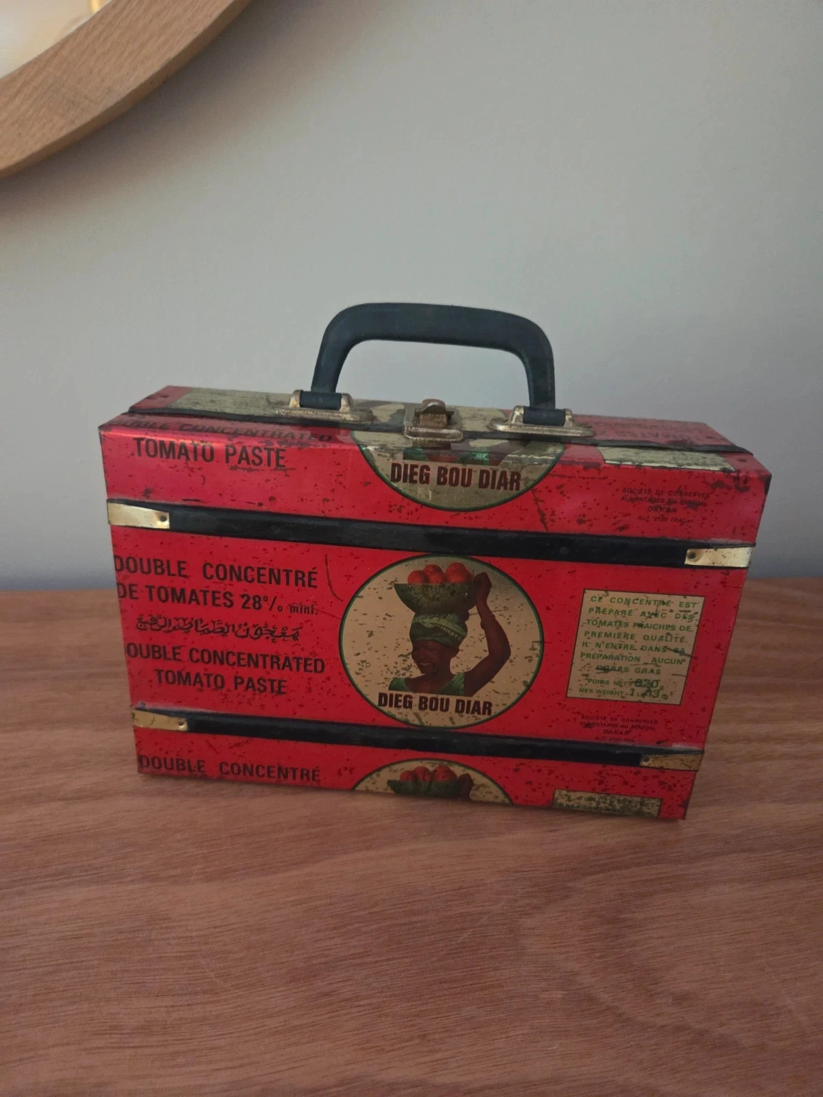 Valise cot-cot boites de conserve